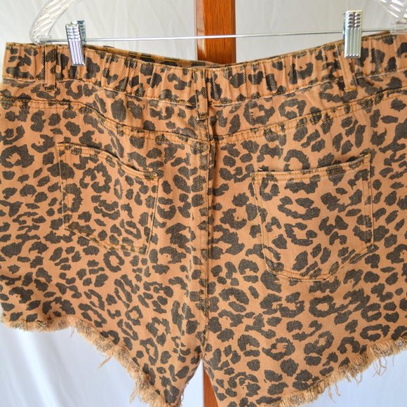 Plus Size 2XL Leopard Cut-Off Jean Shorts Hayden Los Angeles - Picture 3 of 6